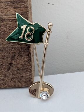 Vintage 18th Hole Golf Flag Brooch Pin Enamel Rhinestone Gold Tone Sports VTG